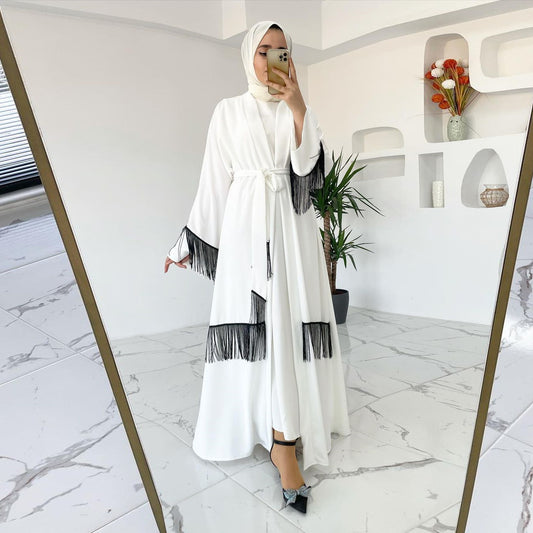 Abaya blanche à pompons – Robe musulmane élégante et moderne