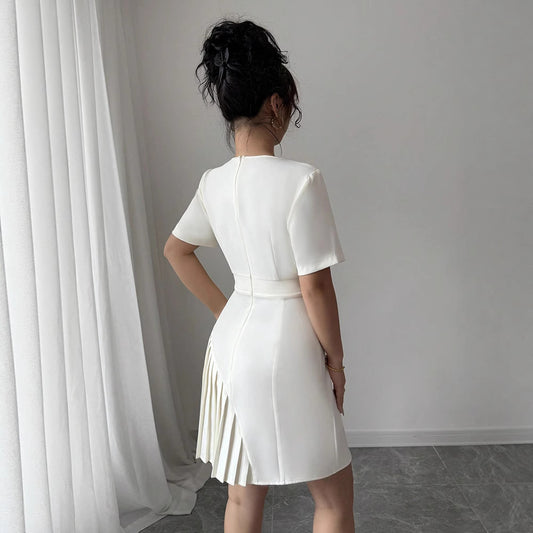 Robe Élégante Cintrée – Style Moderne & Raffiné