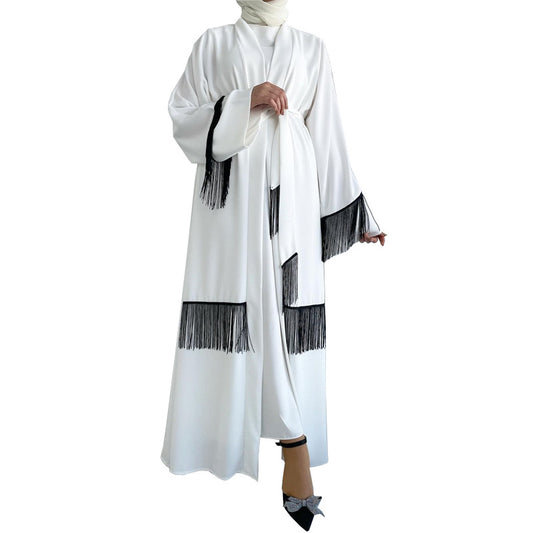 Abaya blanche à pompons – Robe musulmane élégante et moderne