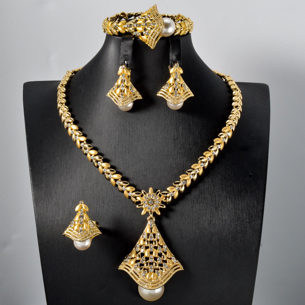 18K Gold Plated Leaf Necklace – Natural Elegance