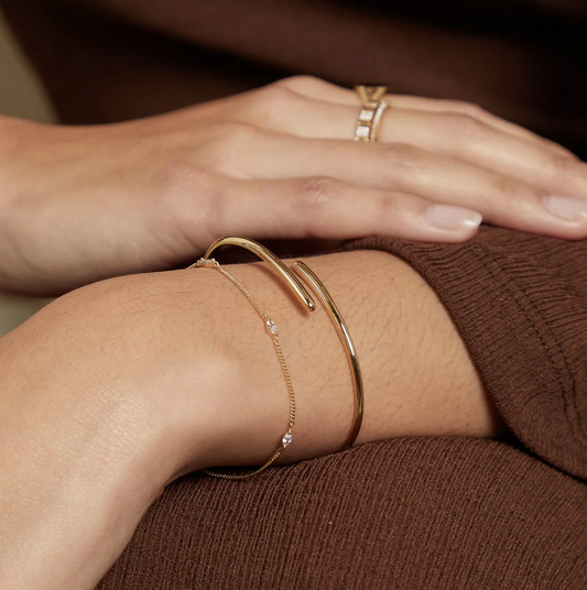 Bracelet Jonc Tressé Doré – Élégance Minimaliste
